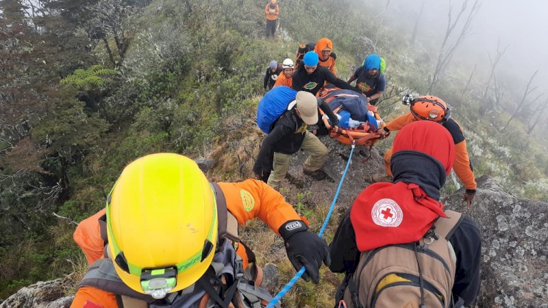 Tim SAR Upayakan Korban Jatuh di Gunung Lompobattang Tiba di Kaki Gunung Sore Ini
