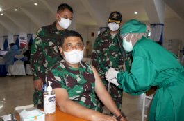 Diawali Komandan, Seluruh Personel Lantamal VI Jalani Vaksinasi Covid-19 Hari Ini