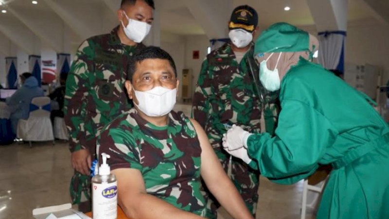 Diawali Komandan, Seluruh Personel Lantamal VI Jalani Vaksinasi Covid-19 Hari Ini