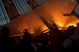 Sempat Terhalang Portal, Petugas Damkar Gunakan Busa untuk Padamkan Kebakaran Pabrik Spring Bed