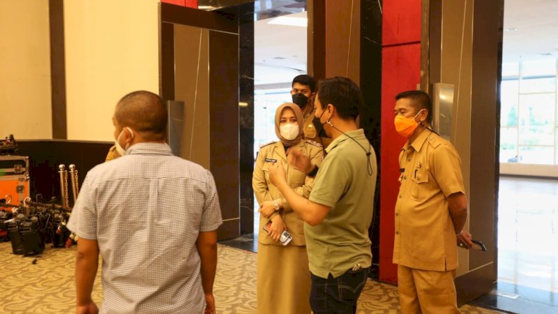Wakil Wali Kota Makassar, Fatmawati Rusdi, saat mengecek lokasi vaksin di Hotel Dalton, Jalan Perintis Kemerdekaan, Selasa (16/3/2021).