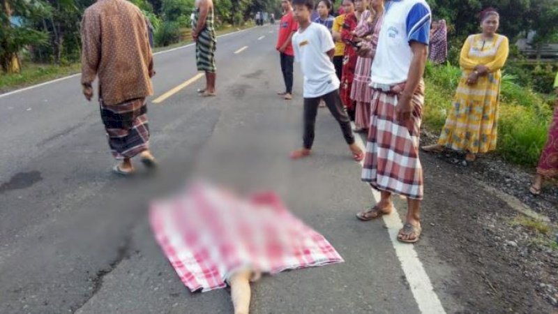 Korban yang meninggal tergeletak di jalan, Kelurahan Benteng, Kecamatan Pitumpanua, Kabupaten Wajo, Rabu (17/3/2021).