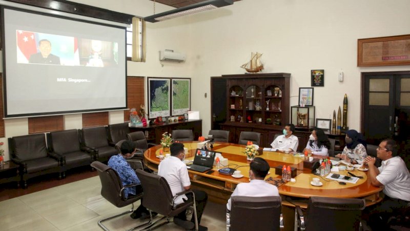 Wali Kota Makassar, Moh. Ramdhan “Danny” Pomanto melakukan Virtual Zoom Meeting persahabatan dengan Menteri Luar Negeri Singapura, DR. Mohammad Maliki Bin Oesman, di lokasi masing-masing, Rabu (17/3/21).