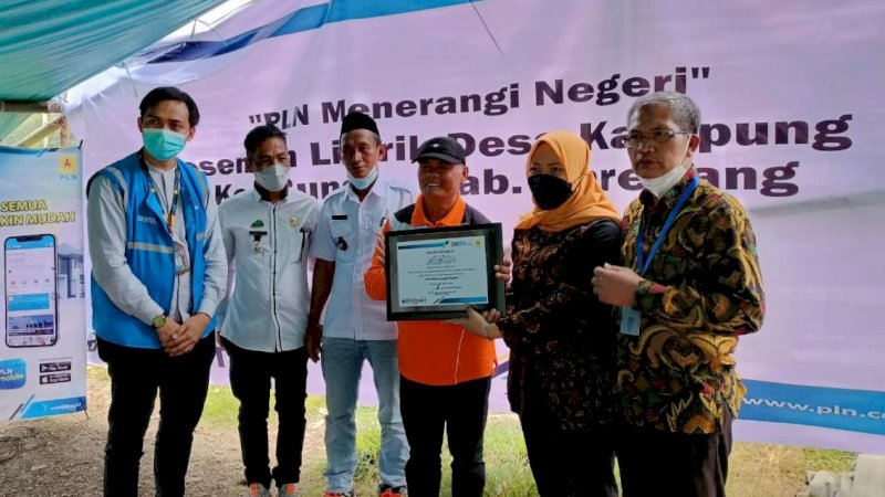 Senangnya Warga Kampung Baru Enrekang Kini Sudah Bisa Nikmati Listrik