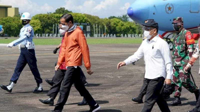 Kenakan Jaket Oranye, Ini Video Lengkap saat Presiden Jokowi Resmikan Bandara Toraja