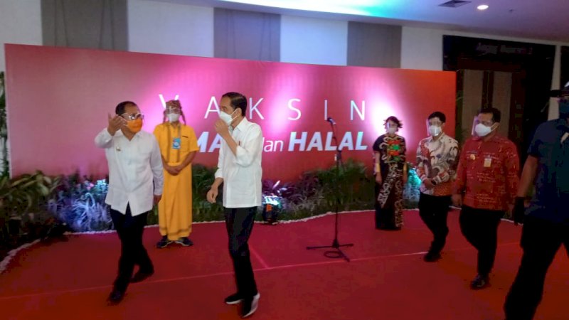 Wali Kota Makassar, Moh Ramdhan Pomanto menyambut Presiden Jokowi di Hotel Dalton.
