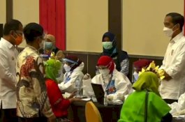 Pantau Vaksinasi Massal di Makassar, Presiden Jokowi Harap Makin Cepat dan Makin Banyak