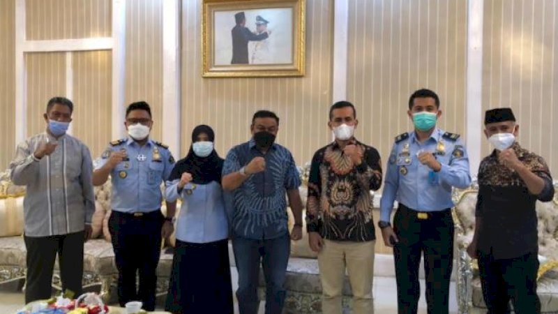 Rombongan Kantor Imigrasi (Kakanim) Makassar, saat menemui Bupati Bone, Andi Fahsar M. Padjalangi, di rumah jabatannya, Rabu (17/3/21).