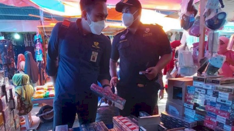 Operasi gempur rokok ilegal dilakukan di dua pasar di Kabupaten Wajo, Kamis (18/3/2021).