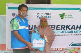 YBM PLN Unit 3 Makassar Gandeng Dompet Dhuafa Sulsel Salurkan Paket Sembako untuk Kaum Duafa