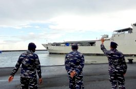 Lantamal VI Lepas Kapal Perang KRI Teluk Lampung-540