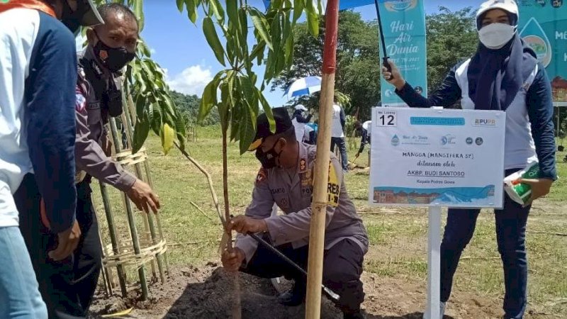Kapolres Gowa, AKBP Budi Susanto, ikut menanam pohon pada peringatan Hari Air Dunia, Senin (22/3/2021).