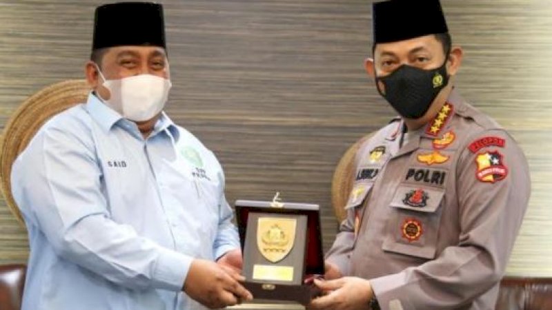 Kapolri, Jenderal Polisi Listyo Sigit Prabowo (kanan), bersama Ketua BKPRMI, Said Aldi.