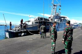 Amankan ALKI II, Kapal Perang KRI Badau-841 Sandar di Lantamal VI Makassar untuk Isi Bekal