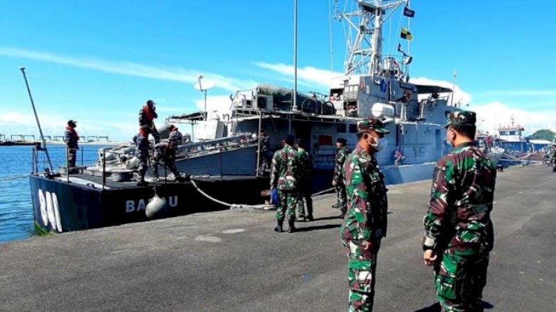 Amankan ALKI II, Kapal Perang KRI Badau-841 Sandar di Lantamal VI Makassar untuk Isi Bekal