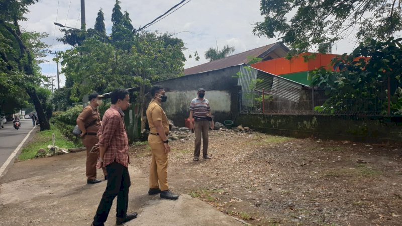 Master Covid Tamalanrea,  Muhammad Rheza sedang meninjau lokasi untuk Makassar Recover di wilayah Kecamatan Tamalanrea,  Selasa, (23/3).