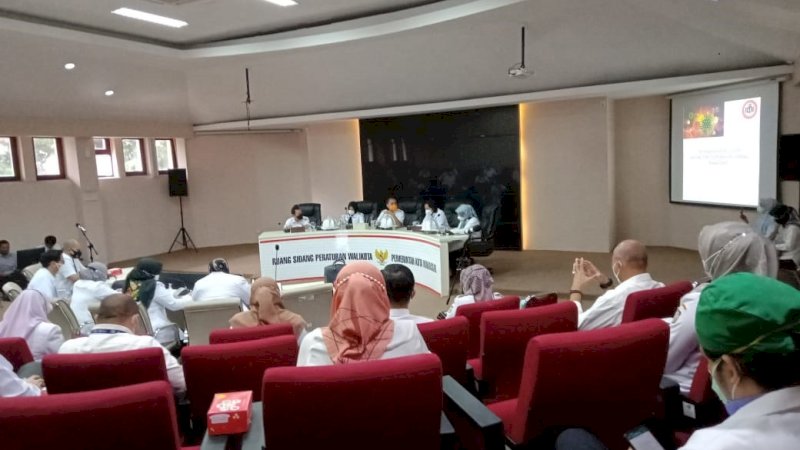 Pemkot Makassar rapat koordinasi (rakor) dengan Ikatan Dokter Indonesia (IDI) Makassar, di ruang Sipakalebbi, Rabu (24/3/2021).