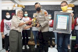 Tangkap Penganiaya Bayi dalam 7 Jam, Kapolsek Panakkukang Terima Penghargaan dari Imaculata