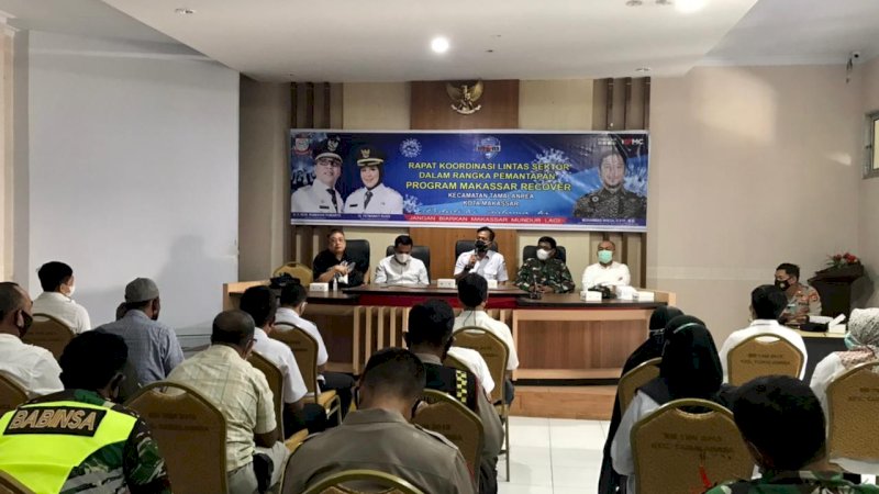 Master Covid Tamalanrea, Muhammad Rheza menggelar rakor pemantapan program Makassar Recover, di kantor kecamatan Tamalanrea,  Rabu, (21/3).