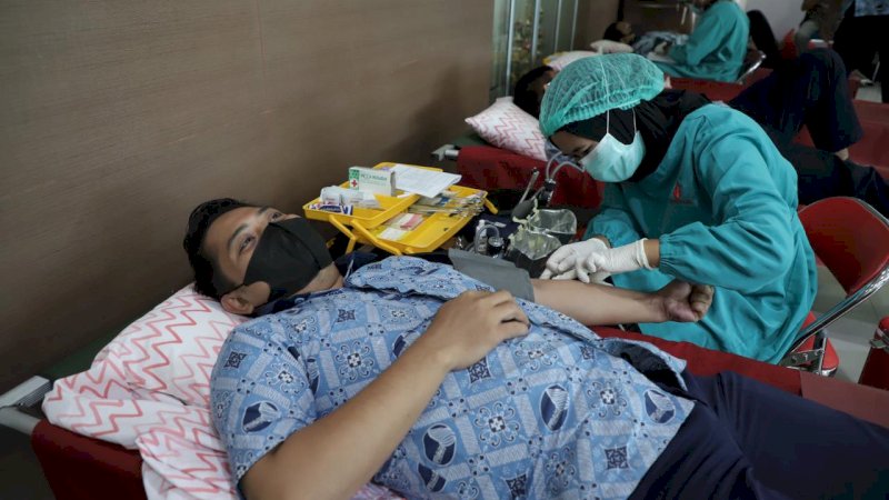 UPT Transfusi Darah Dinkes Sulsel menggelar kegiatan donor darah  di Aula Tirta Dharma Perumda Air Minum Kota Makassar. Kamis, (25/3) 