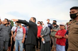 Antisipasi Luapan Air ke Pemukiman Warga, Danny - Fatma Tinjau Pengerukan Sungai Biring Je'ne. 