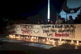Tuntut Pembangunan Stadion Mattoanging, Pendukung PSM Gelar Aksi Bakar Lilin