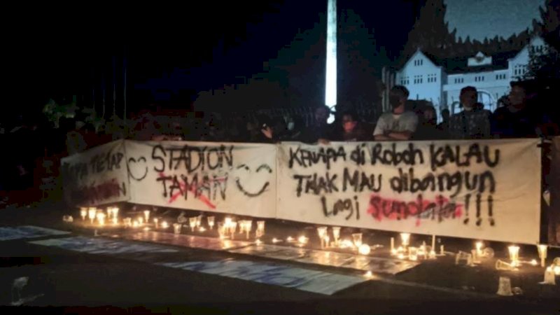Aksi Malam Kerisauan Mattoanging dengan membakar lilin di depan Monumen Mandala, Jalan Jenderal Sudirman, Makassar, Kamis (25/3/2021) malam.