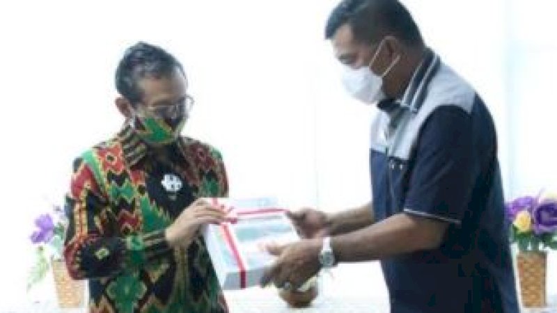 Bupati Bulukumba, Andi Muchtar Ali Yusuf (kanan), saat menyerahkan LKPD tahun 2020 ke BPK Perwakilan Sulawesi Selatan, Kamis (25/3/2021).
