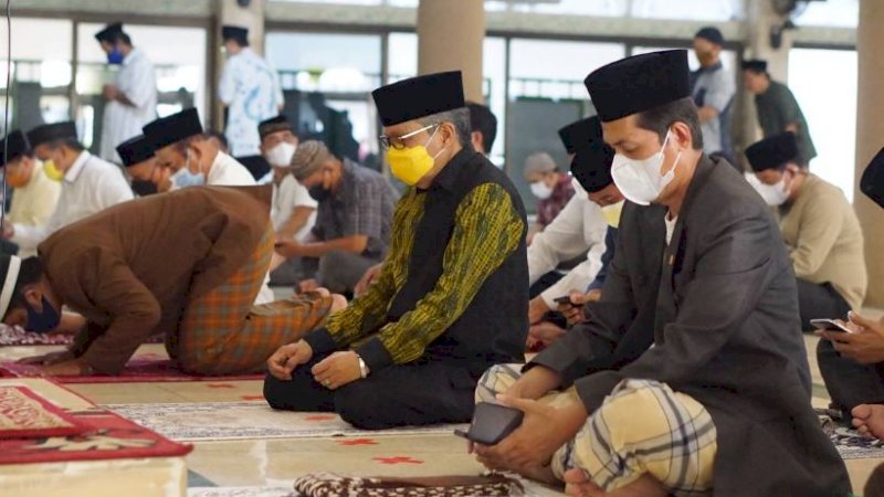 Ketua DPD I Golkar Sulsel, Taufan Pawe, saat salat Jumat di Masjid H.M. Asyik, Jalan A.P. Pettarani, Jumat (26/3/2021).