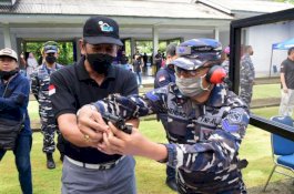 Lantamal VI Latih Pejabat Kanwil Ditjen Bea Cukai Sulbagsel Menembak dengan Pistol