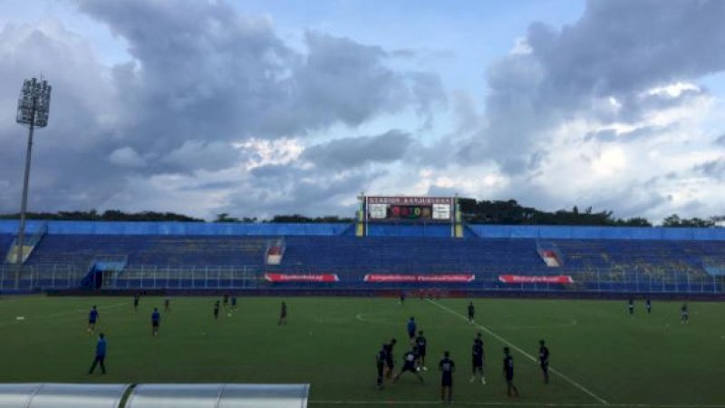 Para pemain mulai melakukan pemanasan jelang laga PSM Makassar melawan Bhayangkara Solo FC di Stadion Kanjuruhan Malang, Sabtu (27/3/2021) sore ini.