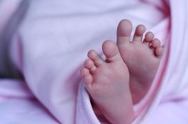 Anaknya Meninggal karena Tumor Otak Tahun 2016, Wanita Ini Kembali Melahirkan dalam Usia 57 Tahun