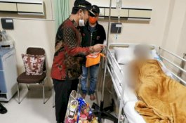 Jenguk Korban Bom Gereja Katedral di RS Bhayangkara, Plt Gubernur Sulsel: Beri Kesempatan Polisi Usut Tuntas