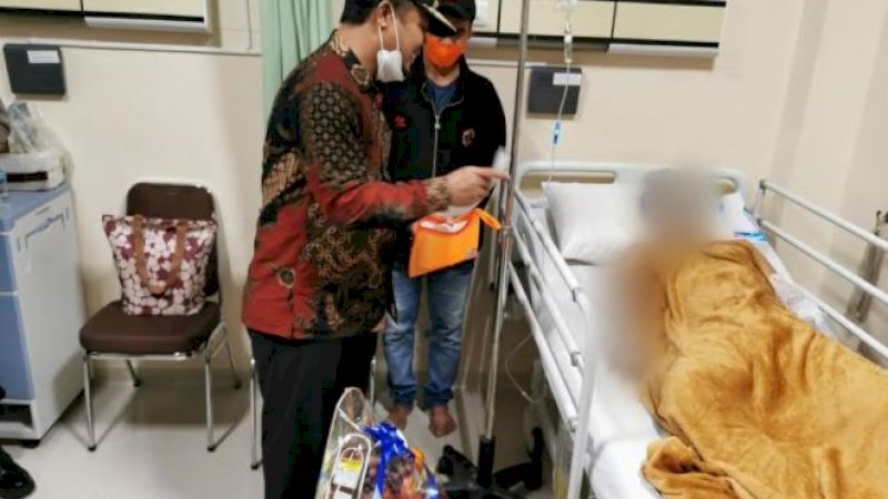Plt Gubernur Sulawesi Selatan, Andi Sudirman Sulaiman, saat  menjenguk korban di Rumah Sakit Bhayangkara, Makassar, Ahad (28/3/2021) malam.