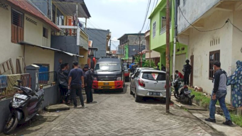Lokasi penggerebakan di Jalan Tinumbu, Lorong 132, Kelurahan Bungaejaya, Kecamatan Bontoala, Senin (29/3/2021). (Foto: Usman Pala/Rakyatku.com)
