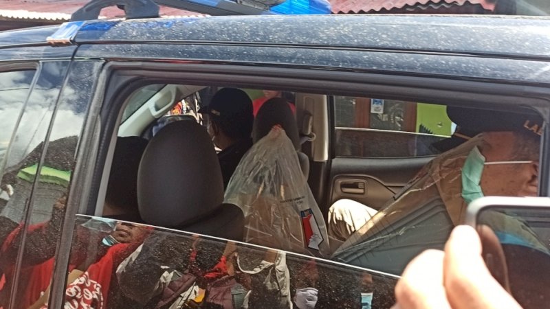 Polisi Sita Badik dan Parang di Rumah Terduga Pelaku Bom Bunuh Diri Katedral Makassar