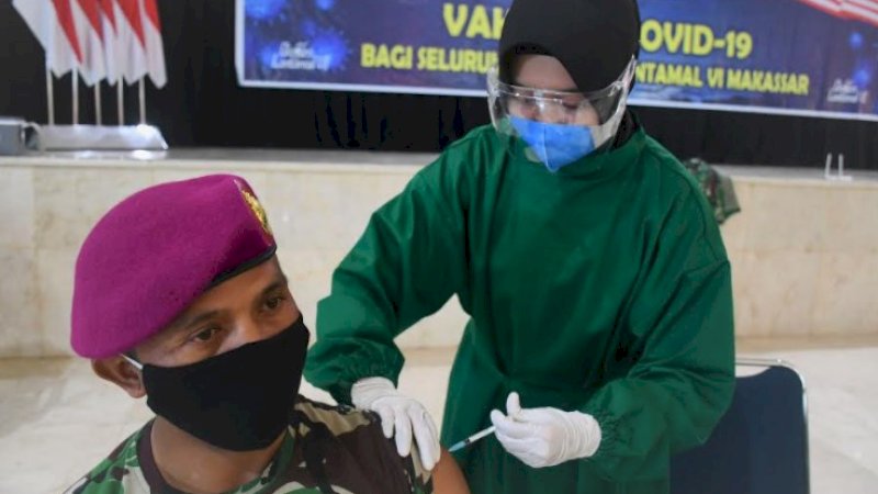 Personel Lantamal VI Makassar Ramai-Ramai Terima Vaksinasi Dosis Kedua