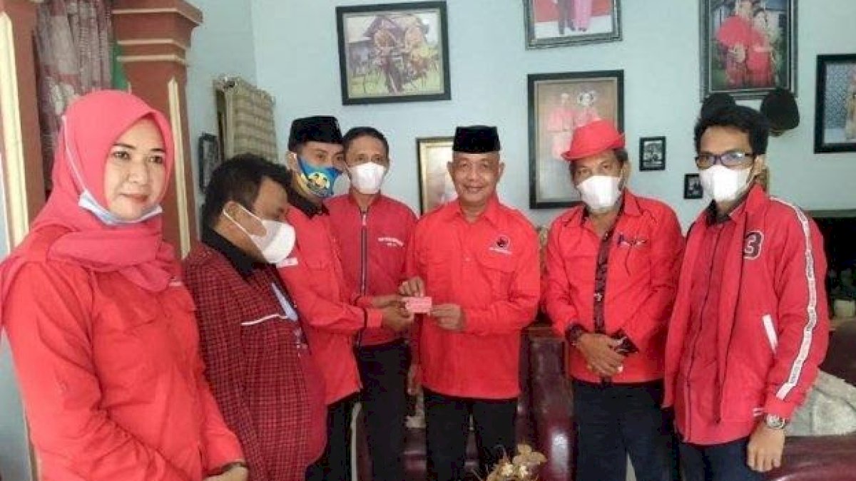 "Saya Berusaha Menyenangkan Semua Pihak," Aska Mappe Terima Jas NasDem Walau Punya KTA PDIP