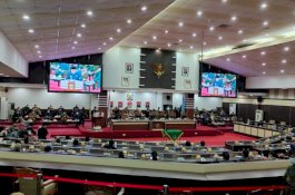 Rapat Paripurna LKPJ 2020, Plt Gubernur Sulsel Sempat Minum Jongkok di Sela-Sela Pembacaan Laporan