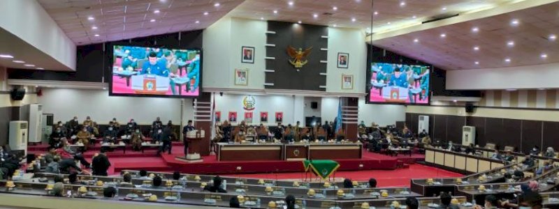 Rapat Paripurna LKPJ 2020, Plt Gubernur Sulsel Sempat Minum Jongkok di Sela-Sela Pembacaan Laporan