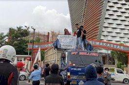 Demo di Depan Menara Pinisi, Mahasiswa dan Pihak Kampus Sempat Kejar-kejaran