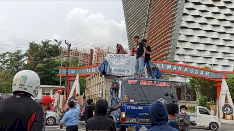 Aksi demonstrasi di depan Menara Pinisi, Selasa (30/3/2021).