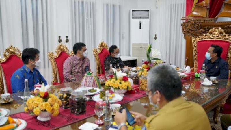 Pertemuan Plt Gubernur Sulsel, Andi Sudirman Sulaiman, dengan jajaran PLN UIW Sulselrabar di Rujab Wagub Sulsel, Selasa (30/3/2021). 