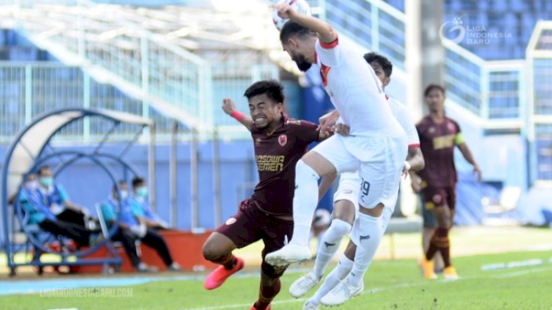 Saldy berjibaku dengan pemain Borneo FC, Rabu (31/3/2021). (FOTO: DOK LIGA INDONESIA)