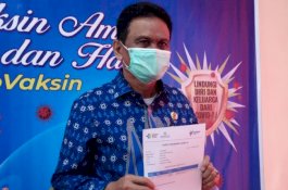Bupati Barru Terima Vaksin Perdana di Puskesmas Padongko