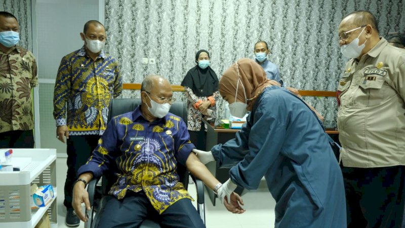 Bupati Jenepotnto, Iksan Iskandar, saat memeriksa kesehatan di RSUD Lanto Dg. Pasewang Kabupaten Jeneponto, kamis (1/4/2021).