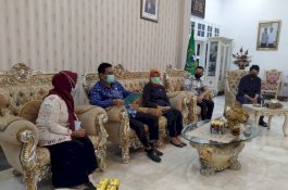 Sukseskan Program  Pendataan Nasional, Keluarga Suardi Saleh-Hasnah Syam Jadi yang Pertama