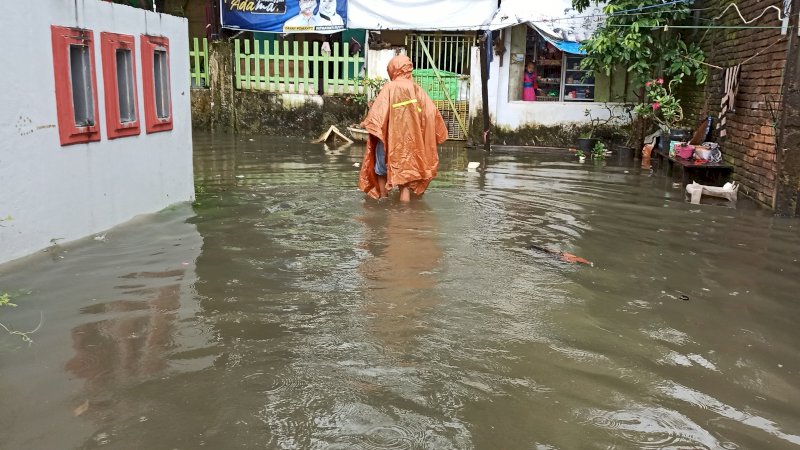 Air Setinggi Lutut Kembali Genangi Rumah Warga di Jalan Toa Daeng