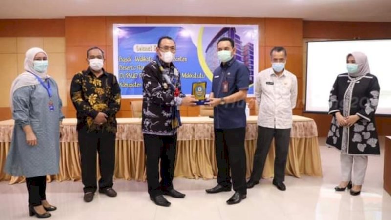 Rombongan diterima secara resmi di RSUD Prof. dr. H.M. Anwar Makkatutu oleh Sekretaris Daerah Kabupaten Bantaeng, Jumat (2/4/2021). 
