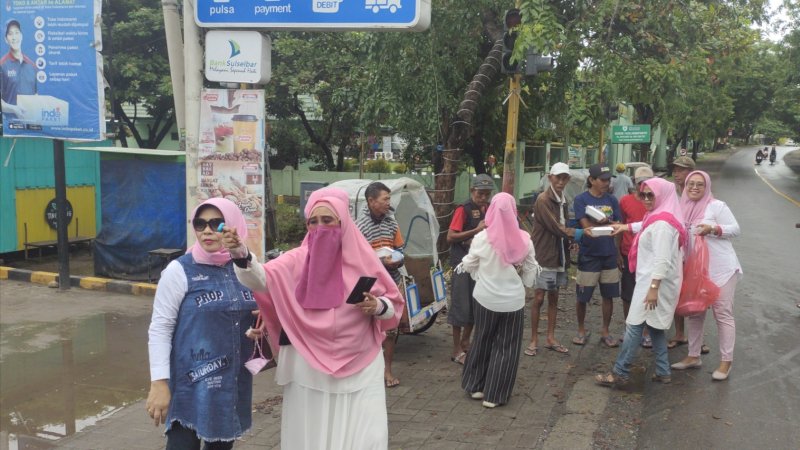 Tukang Becak dan Ojek Jadi Sasaran Emak-emak Komunitas Jeneponto Berbagi